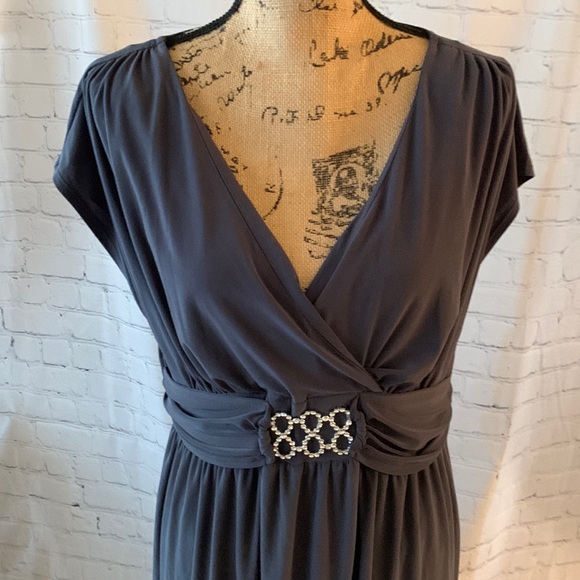 Women’s Long Sleeveless Dress Brooch with Empire Waist - Picture 3 of 7